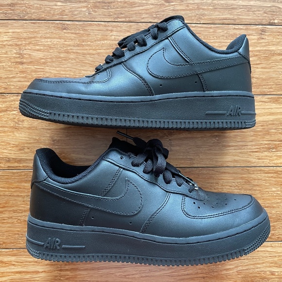 Nike Shoes - Like new  ⭐️  Women’s Black Nike Air Force 1 ‘07